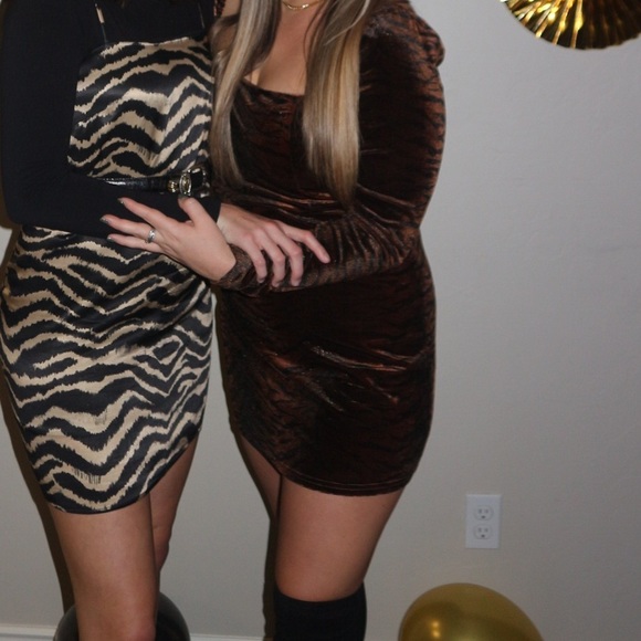 LeLis long sleeved dress - Picture 3 of 3